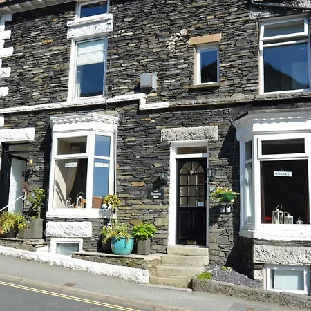 Cosy Lakeland Town House On The High Street * 温德米尔